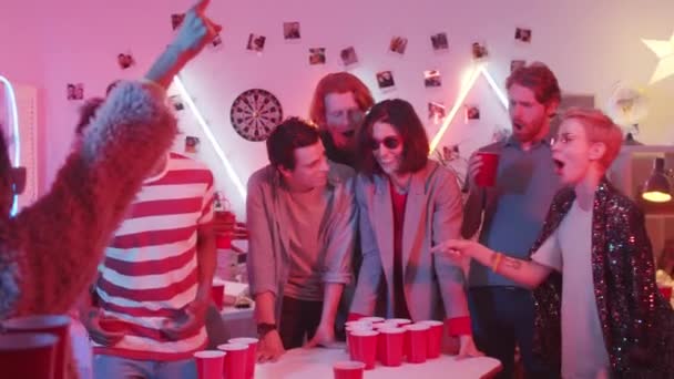 Brunette Vrouw Zonnebril Spelen Bier Pong Thuis Feest Het Drinken — Stockvideo