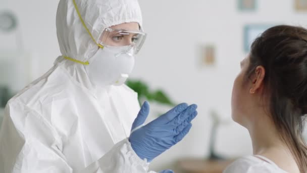 Professionele Vrouwelijke Arts Beschermend Uniform Bril Handschoenen Gezichtsmasker Onderzoeken Lymfeklieren — Stockvideo