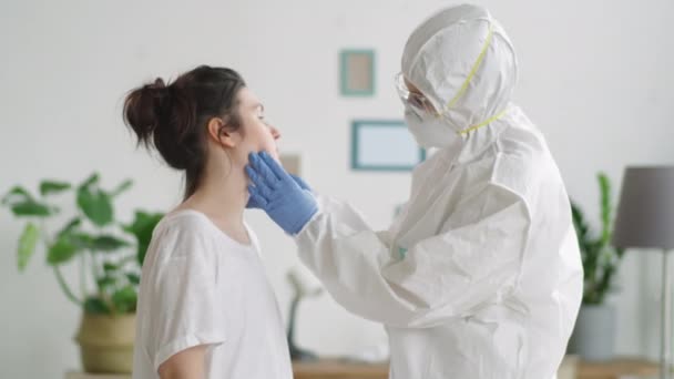 Dokter Beschermende Kleding Handschoenen Masker Onderzoeken Lymfeklieren Hals Van Vrouwelijke — Stockvideo