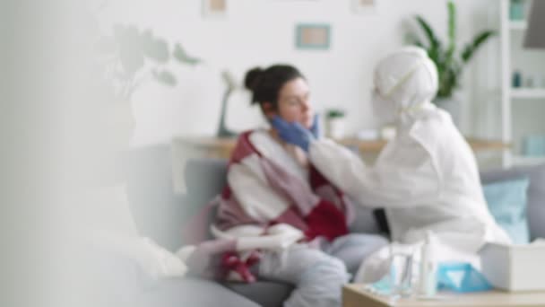 Koruyucu Takım Elbiseli Doktorun Oturma Odasındaki Koltukta Oturup Izolasyon Sırasında — Stok video