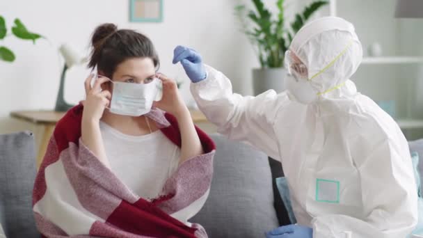 Jonge Zieke Vrouw Met Deken Schouders Die Een Medisch Gezichtsmasker — Stockvideo