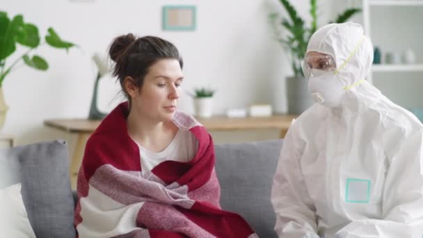 Jonge Zieke Vrouw Vrouwelijke Arts Beschermend Pak Bril Masker Zittend — Stockvideo