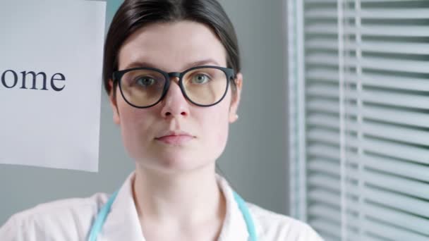 Retrato Una Joven Profesional Salud Anteojos Bata Laboratorio Pie Hospital — Vídeos de Stock