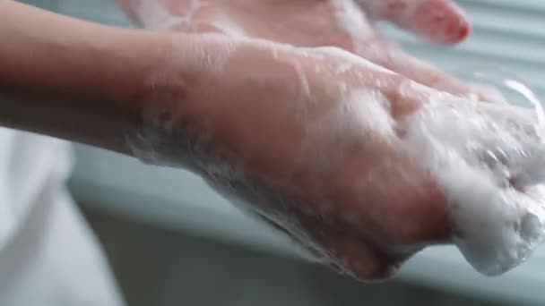 여자가 비누와 비비고 손바닥 손가락 손목을 이씻어 장면을 가까이 찍었다 — 비디오