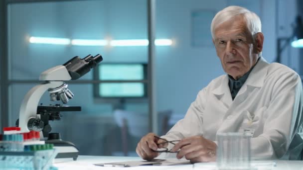 Πορτρέτο Του Ηλικιωμένου Άνδρα Επιστήμονα Που Κάθεται Στο Γραφείο Στο — Αρχείο Βίντεο