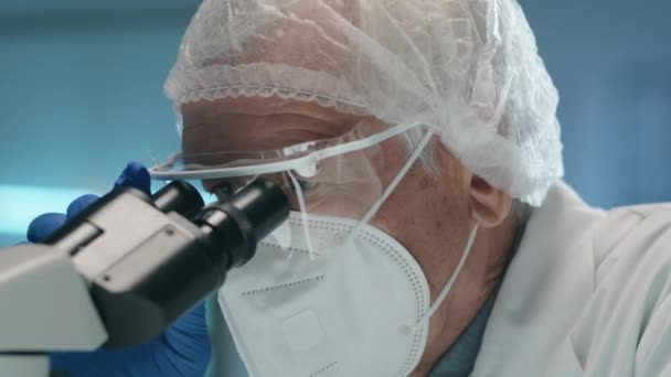 Κοντινό Πλάνο Του Ανώτερου Επιστήμονα Προστατευτική Μάσκα Γυαλιά Και Καπέλο — Αρχείο Βίντεο