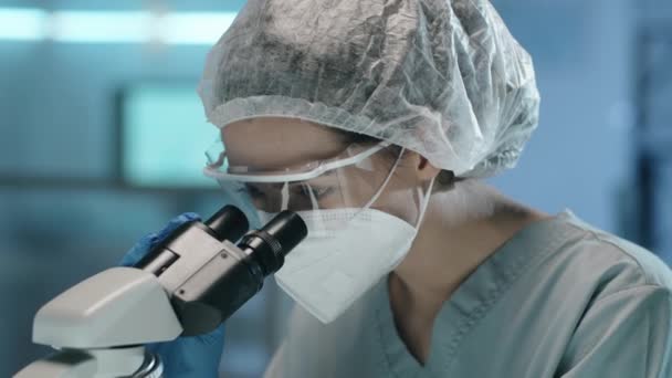 Портрет Женщины Ученого Защитной Маске Очках Шляпе Смотрящей Микроскоп Затем — стоковое видео