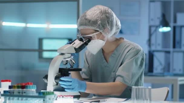 Trabajadora Laboratorio Guantes Protección Máscara Gafas Sombrero Mirando Través Del — Vídeos de Stock