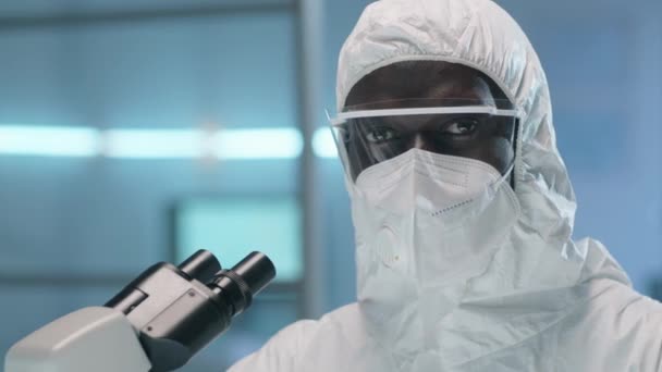 Portret Van Afro Amerikaanse Mannelijke Wetenschapper Beschermend Pak Masker Bril — Stockvideo