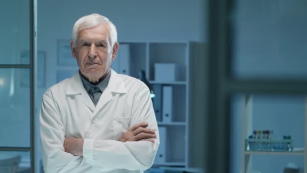 Πορτρέτο Του Ανώτερου Άνδρα Επιστήμονα Εργαστηριακή Ποδιά Στέκεται Χέρια Σταυρωμένα — Αρχείο Βίντεο