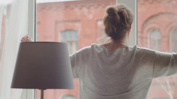 Mujer Caminando Ventana Abriendo Cortinas Tocando Vidrio Con Mano Mirando — Vídeos de Stock