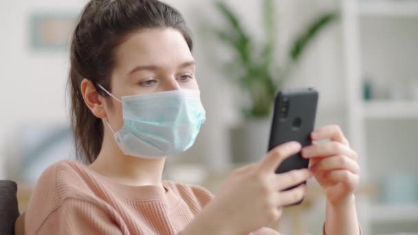 Chest Záběr Mladé Ženy Ochranné Masce Pomocí Smartphonu Zatímco Sedí — Stock video