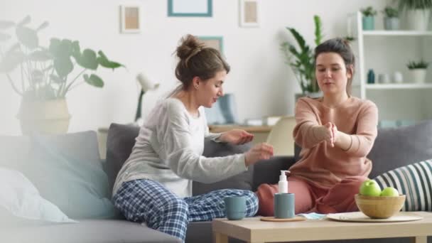 Twee Jonge Vrouwen Huis Dragen Samen Bank Woonkamer Chatten Aanbrengen — Stockvideo