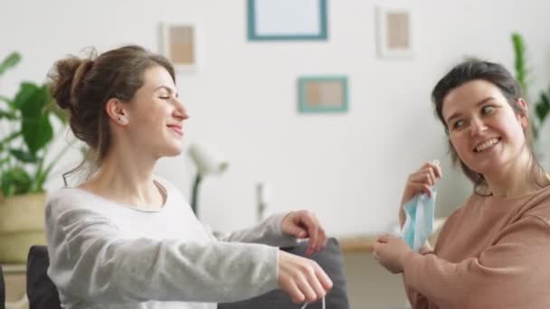 Due Giovani Donne Caucasiche Che Tolgono Maschere Mediche Abbracciano Sorridono — Video Stock