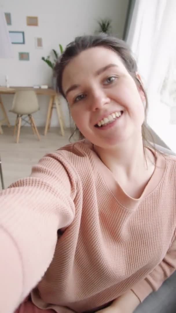 Plan Vertical Jeune Femme Regardant Caméra Souriant Montrant Une Bouteille — Video