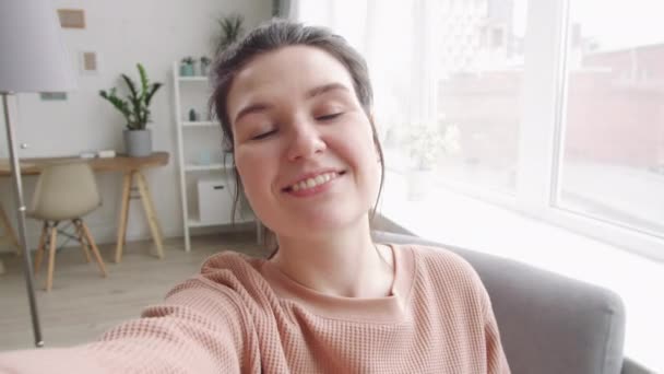 Jeune Femme Positive Agitant Caméra Parlant Montrant Une Bouteille Désinfectant — Video