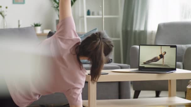 Mujer Joven Haciendo Ejercicio Tablón Lateral Luego Escuchar Instructor Fitness — Vídeo de stock