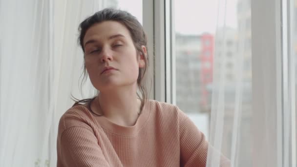 Jeune Femme Triste Assise Sur Seuil Regardant Par Fenêtre Tout — Video