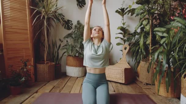 Zoom Shot Young Caucasian Woman Sitting Fitness Mat Raising Arms — Stock Video