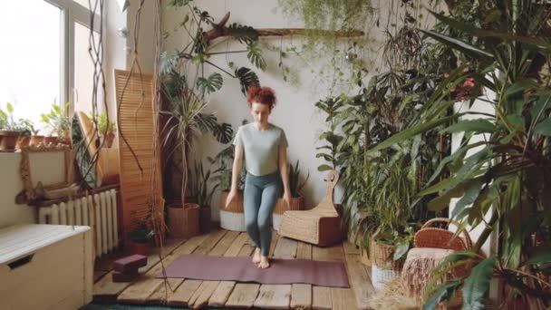 Junge Rothaarige Frau Sportbekleidung Sitzt Auf Einer Fitnessmatte Hebt Die — Stockvideo
