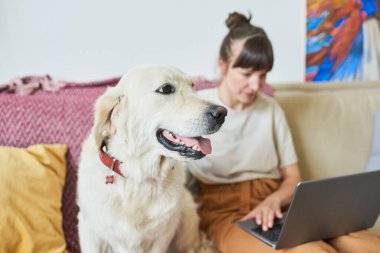 Evcil hayvanı evde olan bir kadın.