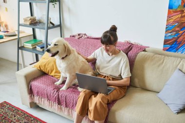 Evde Dizüstü bilgisayar kullanan kadın