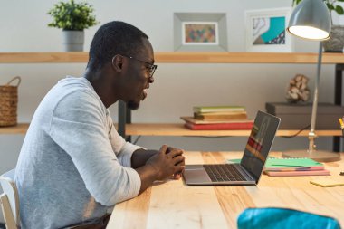 Evdeki adam internette konuşuyor.