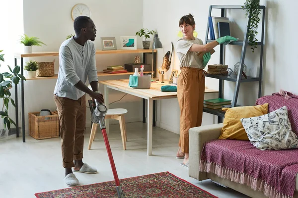 Casal limpando a casa juntos — Fotografia de Stock