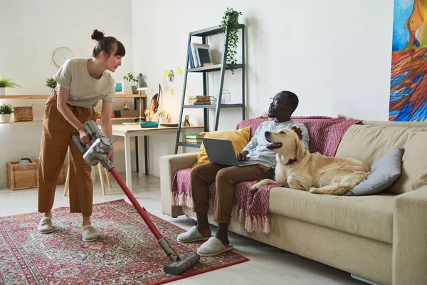 Woman cleaning the house — Stock Photo, Image