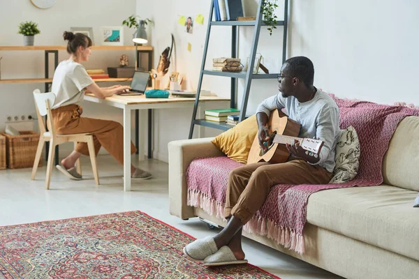 Jovem casal sentado em casa — Fotografia de Stock