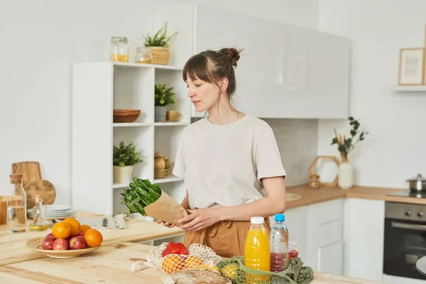 Žena v domácnosti stojí v kuchyni — Stock fotografie
