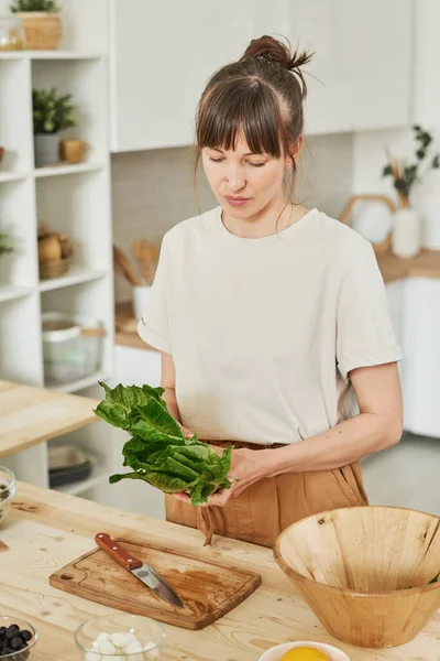 Ensalada de cocina mujer —  Fotos de Stock