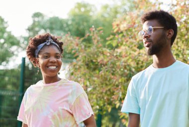 Afrikalı çift dışarıda yürüyor.