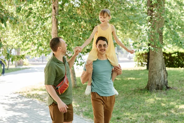 Gay man paar met kind — Stockfoto