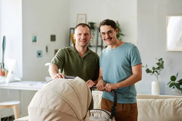 Família gay com bebê em casa — Fotografia de Stock