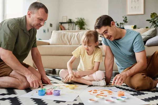Rodinné malování společně doma — Stock fotografie