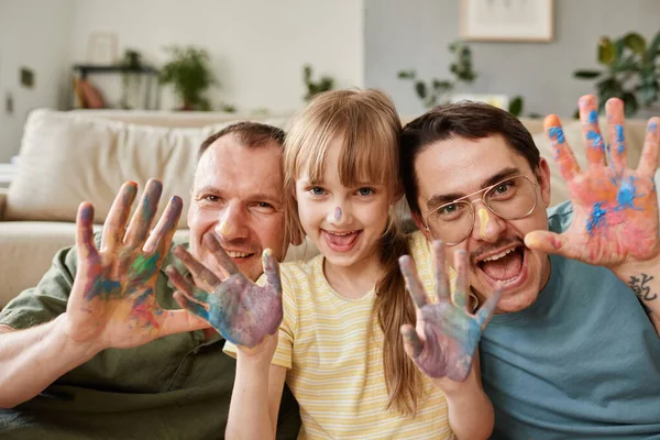 Щаслива сім'я з дитячим малюнком вдома — стокове фото