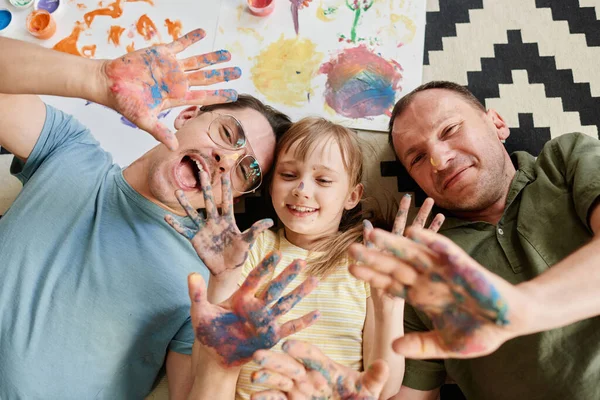 Гей сімейний живопис з дочкою — стокове фото