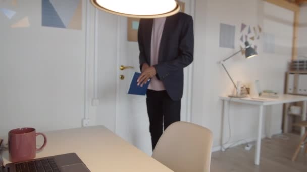 360 Graders Spårning Skott Unga Afroamerikanska Affärsman Smarta Casual Outfit — Stockvideo