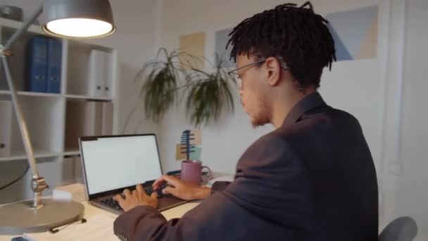 Полный 360 Отслеживания Снимок Молодого Афроамериканского Бизнесмена Сидящего Столом Работающего — стоковое видео