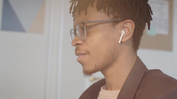 Bröst Upp Båge Skott Unga Afroamerikanska Affärsman Trådlösa Hörlurar Vinka — Stockvideo