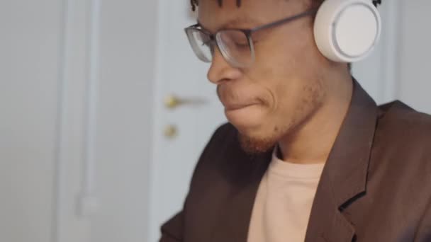 360 Градусный Треклист Молодого Афроамериканского Бизнесмена Слушающего Музыку Беспроводными Наушниками — стоковое видео