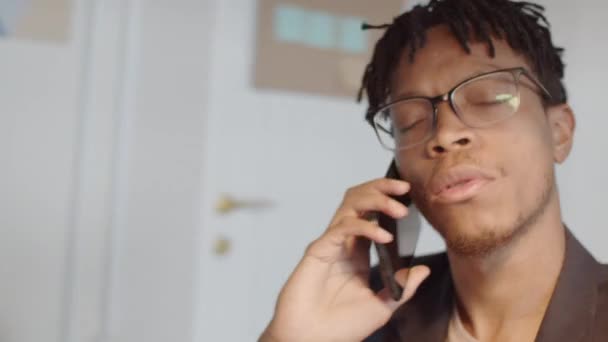 360 Derecelik Çekimde Genç Afrikalı Amerikalı Adamı Ofisinde Oturuyor Günü — Stok video
