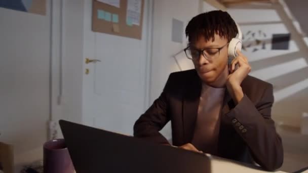 Genç Afrikalı Amerikalı Adamın Kablosuz Kulaklık Taktığı 360 Derecelik Izleme — Stok video