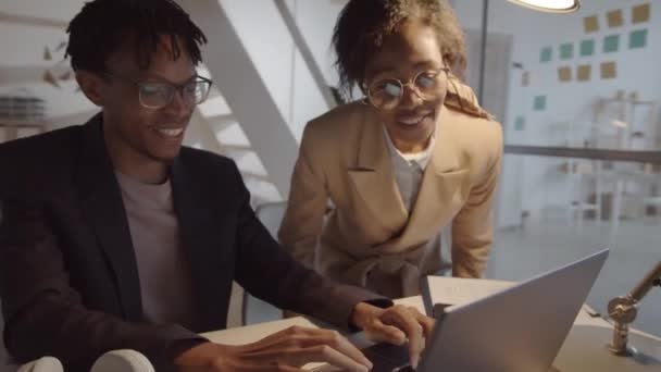 Prise Vue 360 Degrés Femme Afro Américaine Assise Bureau Côté — Video