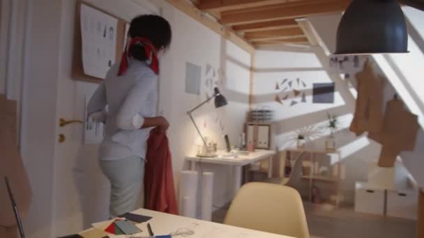 360 Degree Tracking Shot African American Female Designer Entering Her — Vídeos de Stock