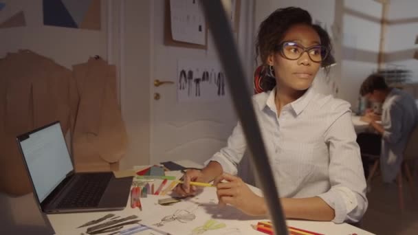 Arc Shot Beautiful African American Female Designer Sitting Desk Fashion — Stok Video