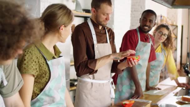 Männlicher Koch Bringt Verschiedenen Gruppen Junger Leute Bei Wie Man — Stockvideo