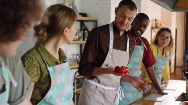 Mężczyzna Szef Kuchni Opowiada Pomidorach Wiśniowych Champignon Grupy Młodych Wielonarodowych — Wideo stockowe