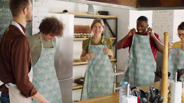 Grupa Wesołych Wielonarodowych Mężczyzn Kobiet Uśmiechających Się Rozmawiających Szefem Kuchni — Wideo stockowe